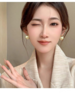 Gold Metal Hoop Earrings – Retro Elegant Design - Image 7